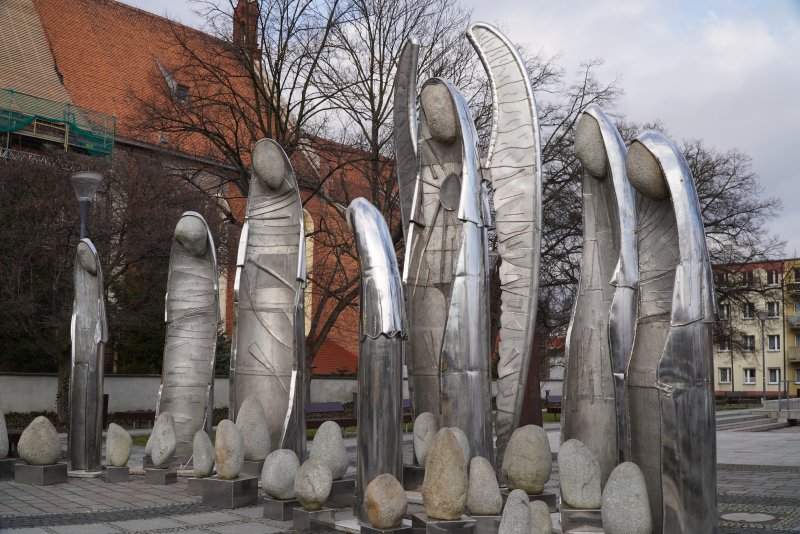 Anioły - nowe rzeźby Batkowskiego w Raciborzu