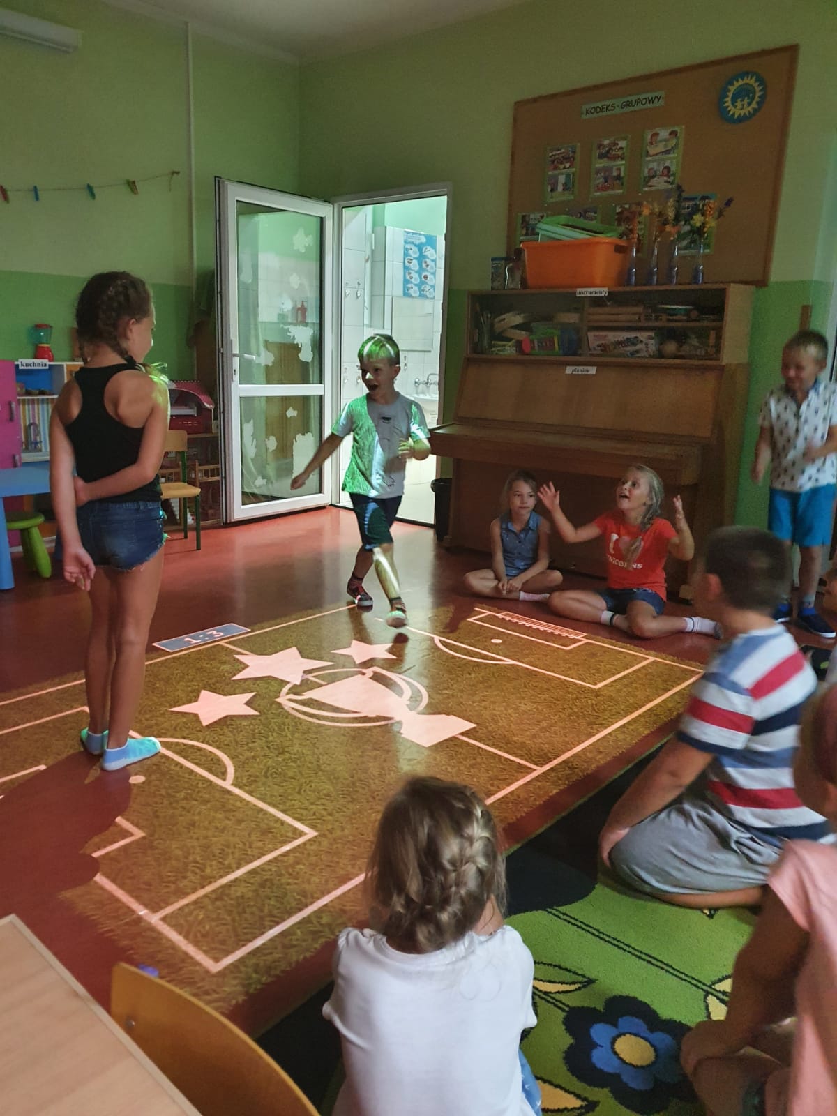 Dzieci bawią się z użyciem Magicznego Dywanu