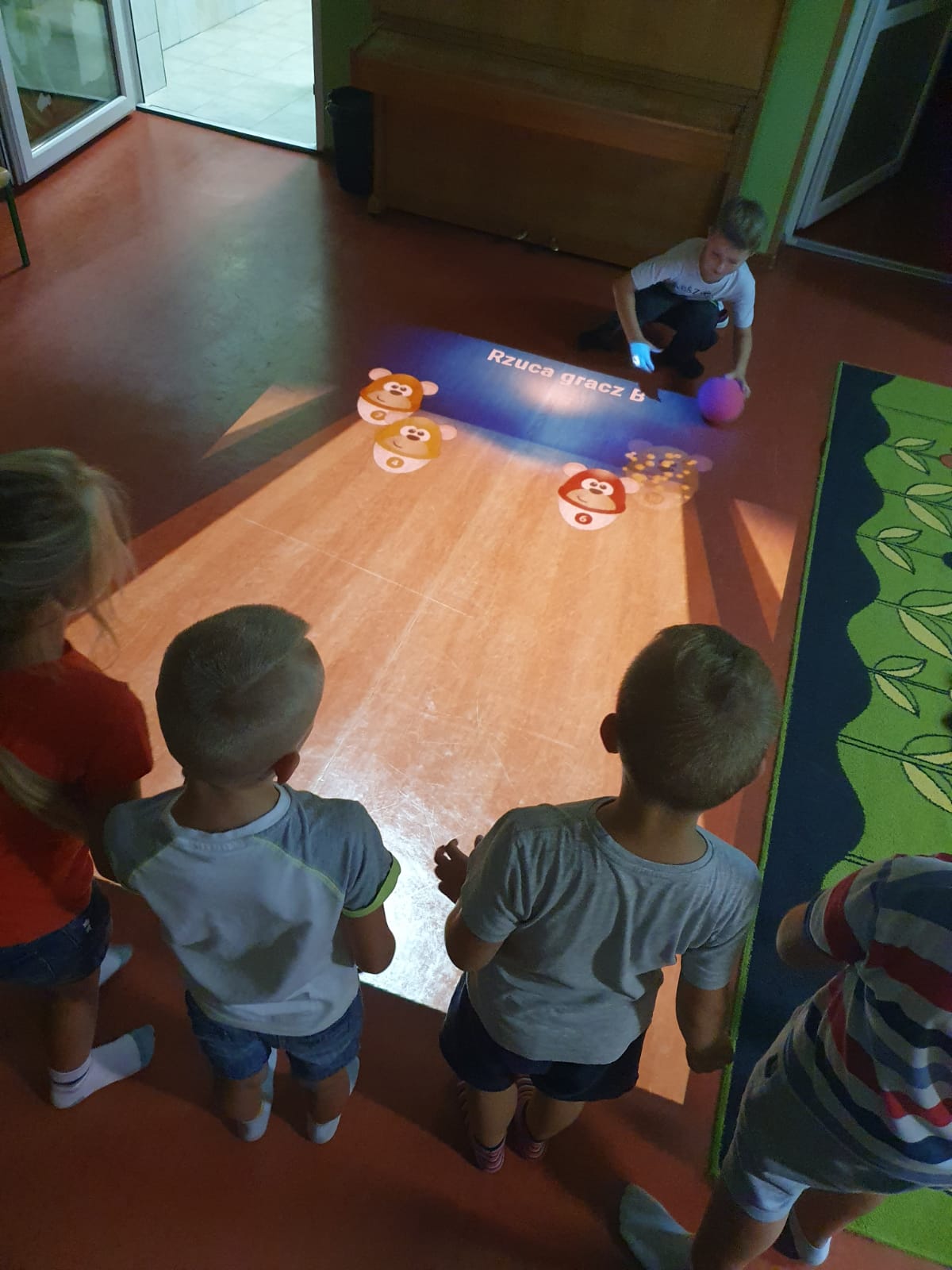 Dzieci bawięce się z interaktywnymi atrakcjami