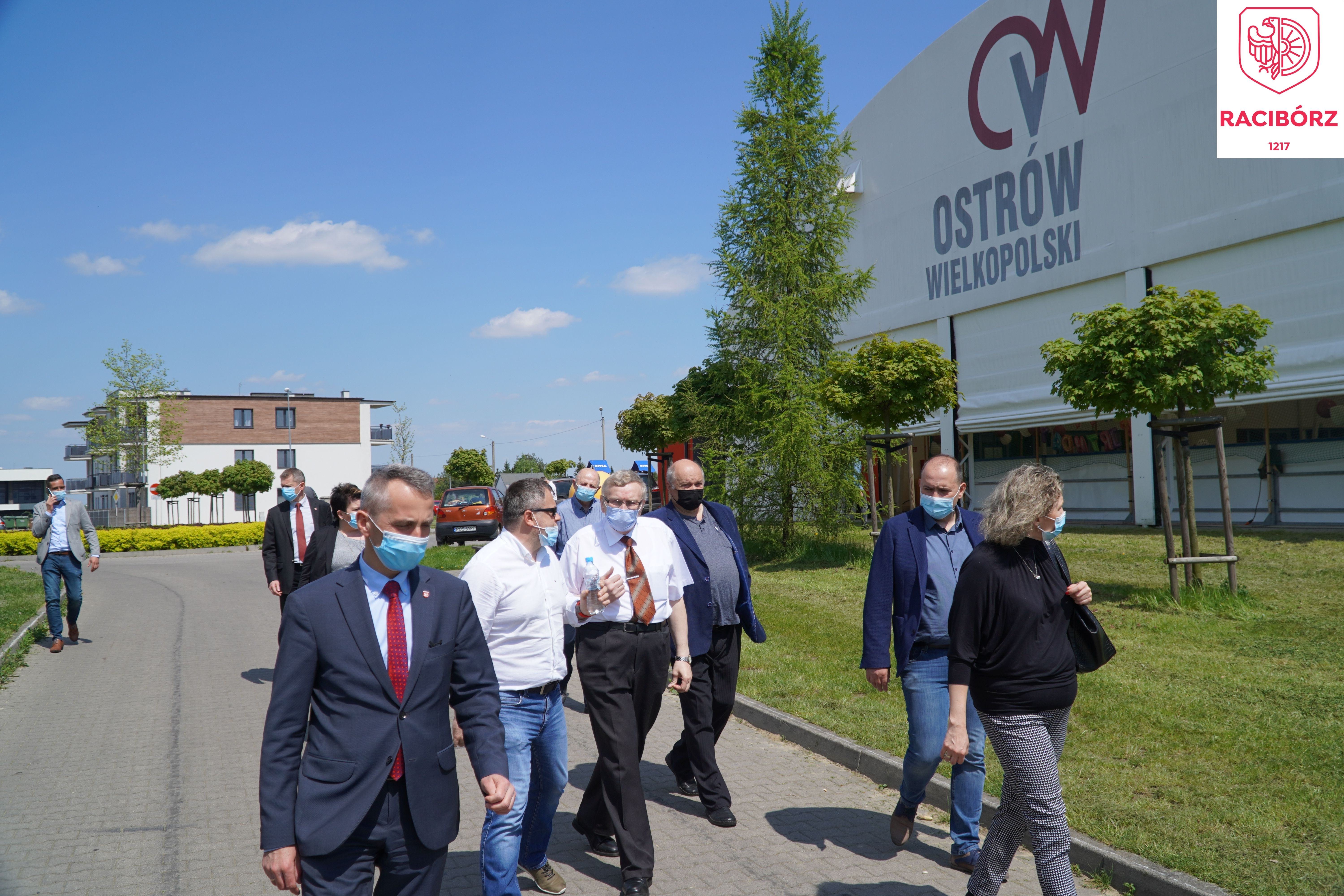 prezydent Dariusz Polowy i radni obok ostrowskiego lodowiska