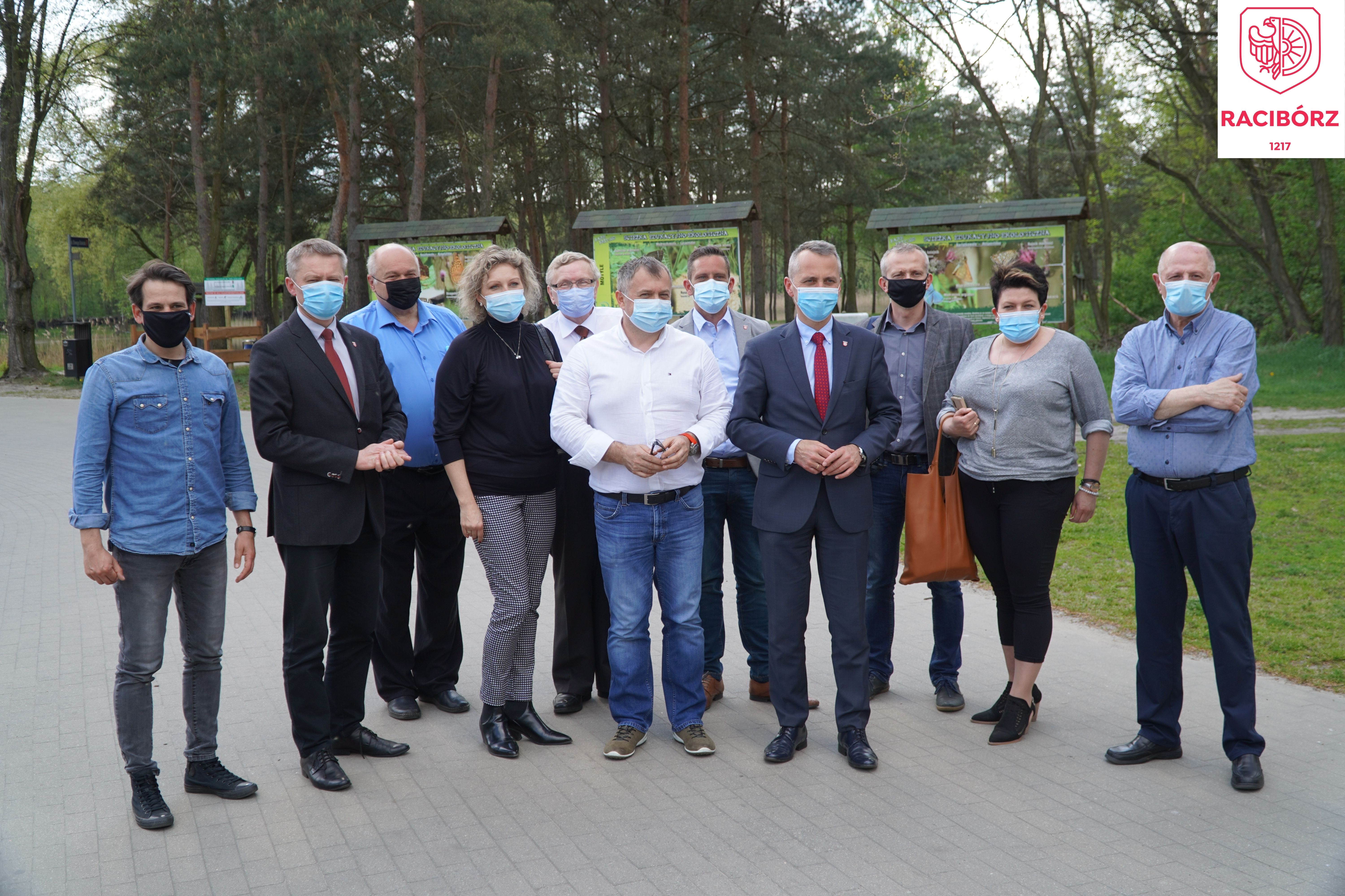 Prezydenci Dariusz Polowy i Dominik Konieczny, wraz z radnymi i prezesem Wojciechem Białasem