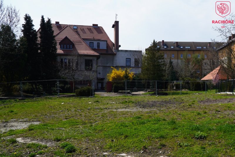 Teren na którym powstanie nowy, duży plac zabaw przy Przedszkolu nr 13