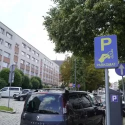 W strefie płatnego parkowania za postój zapłacisz Blikiem