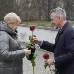 Tradycji stało się zadość. Raciborzanki otrzymały od prezydenta czerwoną różę