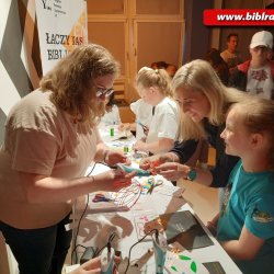 Oprócz książek biblioteka zaoferowała słodycze i łamigłówki