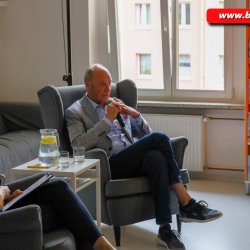 Legendarny komentator sportowy odwiedził raciborską bibliotekę
