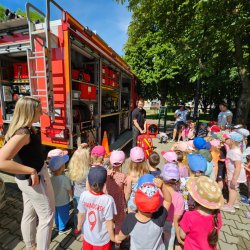 Dzieci poznały wyposażenie i funkcje wozu strażackiego