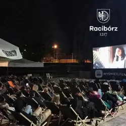 Letnie kino plenerowe na plaży miejskiej