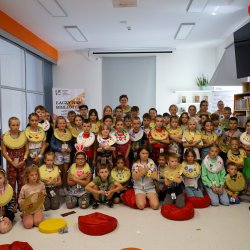 Dzieci samodzielnie wykonały naszyjniki inspirowane biżuterią faraonów