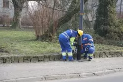 Prace nad usuwaniem awarii oświetlenia ulicznego