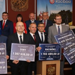 Samorządowcy z czekami FDS w UM Racibórz