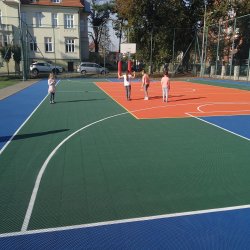 Po co remontować jedno boisko, skoro można dwa