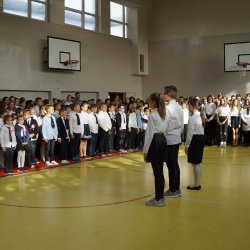 Szkoła do hymnu