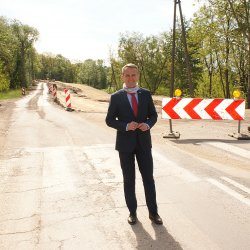 Prezydent Dariusz Polowy przy skrzyżowaniu ulic Rybnickiej z Kobylską