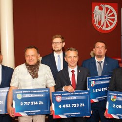 Prezydent Dariusz Polowy odebrał czek o wartości ponad 4,4 mln zł.