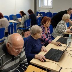 Biblioteka zaprasza seniorów do udziału w kolejnej edycji bezpłatnego kursu komputerowego.