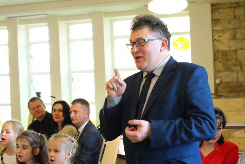 Język migowy jest tzw. językiem naturalnym służącym do porozumiewania bez użycia narzadu słuchu.