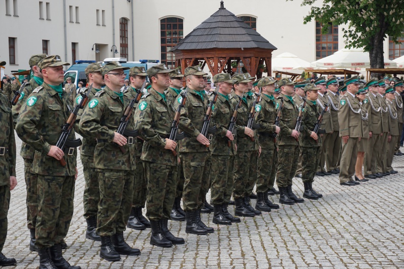 Straż graniczna. Strzegą granic. To szczególnie ważne w epoce zagrożeń np. terroryzmem.