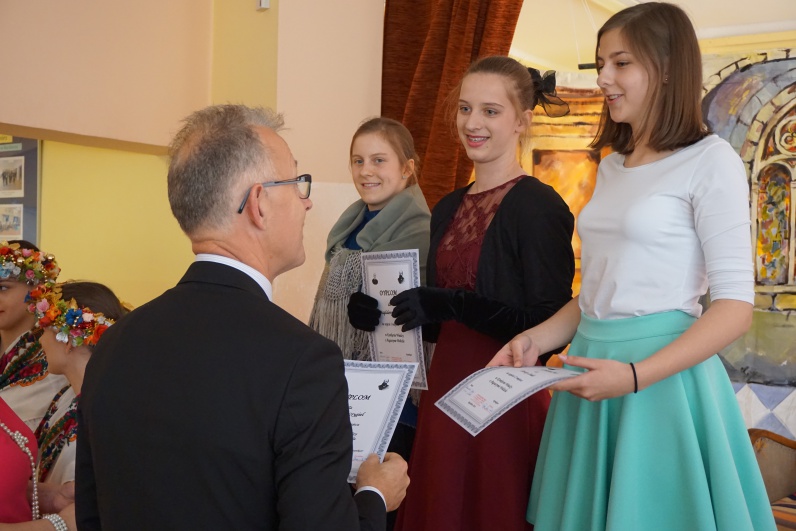 Podczas akademii Prezydent Mirosław Lenk wręczył dyplomy za zwycięstwo w konkursie wiedzy o patronie szkoly.