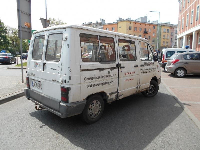 Źle zabezpieczone auto może stać się pzyczyną groźnego wypadku.