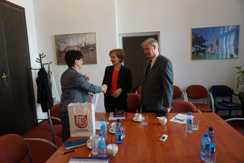 Zastępca Prezydenta Irena Żylak omawiała z przedstawicielami PAIiIZ (Joanną Wolff i Mirosławem Odziemczykiem) standardy w zakresie pozyskiwania inwestorów.