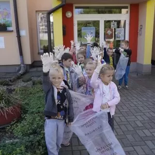 Na straży czystej Ziemi. Dzieci i młodzież uprzątnęły teren wokół swoich placówek
