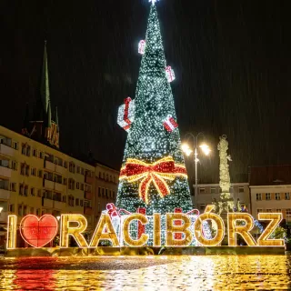 Choinka na raciborskim rynku naprawiona po sylwestrowym incydencie. Koszty pokrył wykonawca