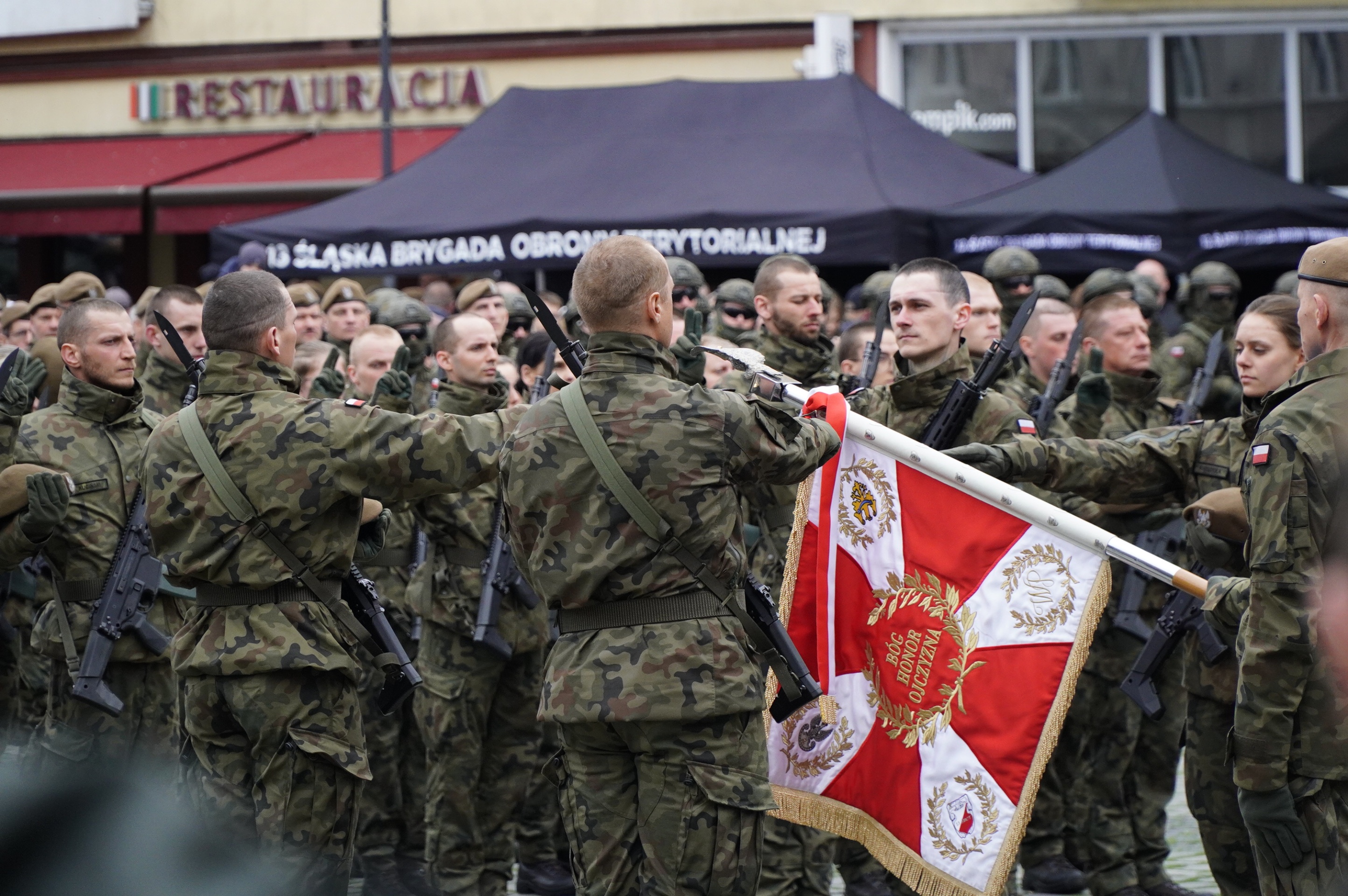 Uroczysta przysięga żołnierzy Wojsk Obrony Terytorialnej na raciborskim Rynku