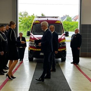 Nowy pojazd ratowniczy w służbie OSP – uroczyste przekazanie i poświęcenie sprzętu