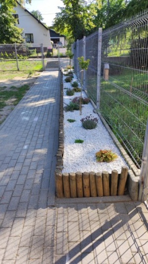 Zagospodarowanie przestrzeni przy ogrodzeniu 