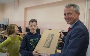 Czwartoklasiści z SP 15 otrzymali laptopy (3)