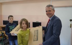 Czwartoklasiści z SP 15 otrzymali laptopy (4)