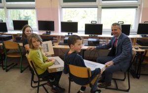 Czwartoklasiści z SP 15 otrzymali laptopy (7)