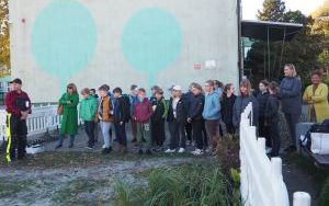 Uczniowie z SP13 sadzą rośliny w ogrodzie deszczowym (5)