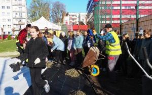 Uczniowie z SP13 sadzą rośliny w ogrodzie deszczowym (6)