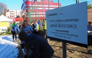 Uczniowie z SP13 sadzą rośliny w ogrodzie deszczowym (7)