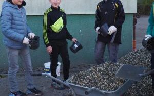 Uczniowie z SP13 sadzą rośliny w ogrodzie deszczowym (9)