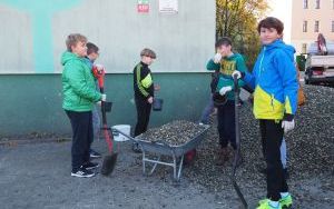 Uczniowie z SP13 sadzą rośliny w ogrodzie deszczowym (10)