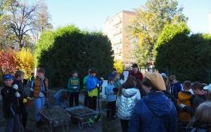 Uczniowie z SP13 sadzą rośliny w ogrodzie deszczowym (12)