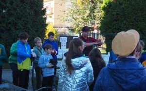 Uczniowie z SP13 sadzą rośliny w ogrodzie deszczowym (13)