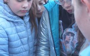 Uczniowie z SP13 sadzą rośliny w ogrodzie deszczowym (14)