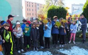 Uczniowie z SP13 sadzą rośliny w ogrodzie deszczowym (1)