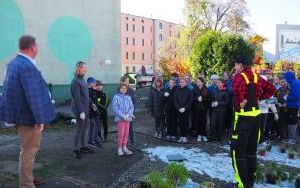 Uczniowie z SP13 sadzą rośliny w ogrodzie deszczowym (7)
