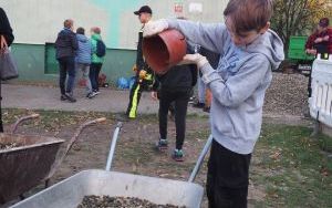 Uczniowie z SP13 sadzą rośliny w ogrodzie deszczowym (9)