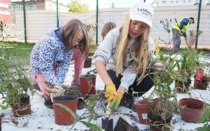 Uczniowie z SP13 sadzą rośliny w ogrodzie deszczowym (14)