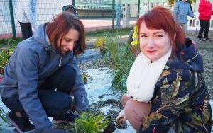 Uczniowie z SP13 sadzą rośliny w ogrodzie deszczowym (1)