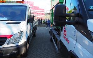 Uczniowie z SP13 sadzą rośliny w ogrodzie deszczowym (13)