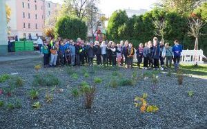 Uczniowie z SP13 sadzą rośliny w ogrodzie deszczowym (15)