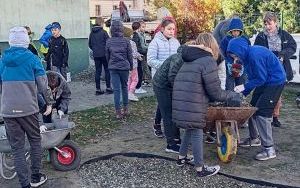 Uczniowie z SP13 sadzą rośliny w ogrodzie deszczowym (11)
