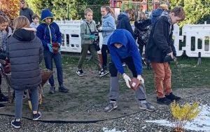 Uczniowie z SP13 sadzą rośliny w ogrodzie deszczowym (12)